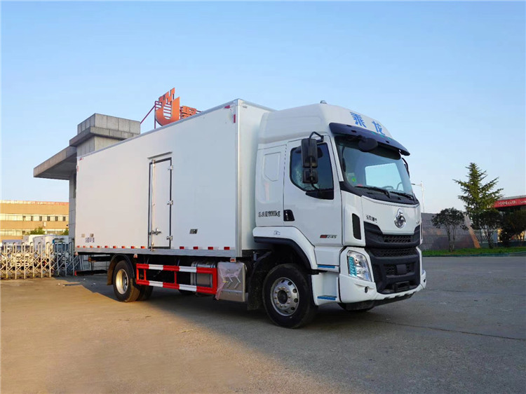 柳汽乘龍高頂雙臥6.8米冷藏車(chē)圖片3