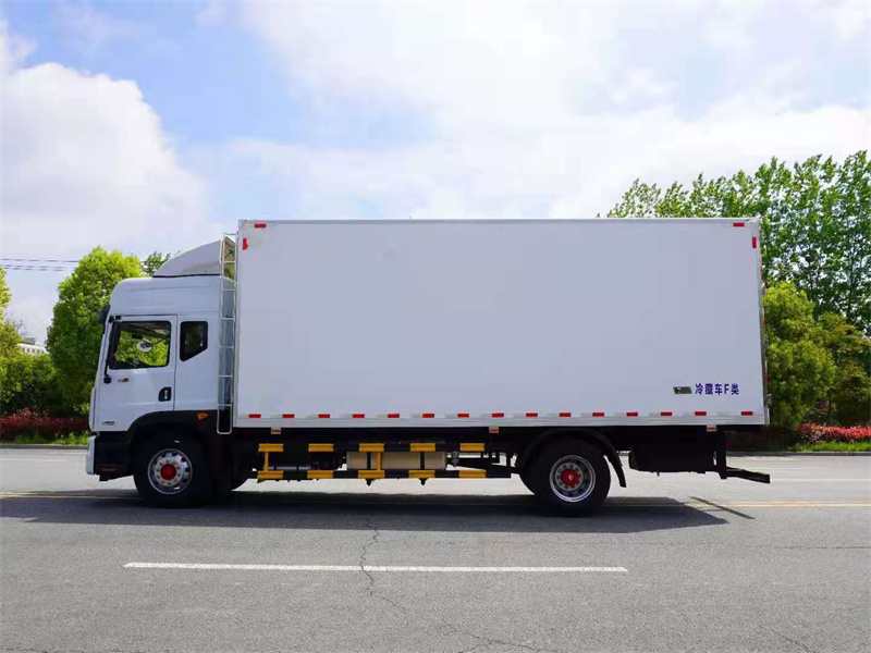 東風(fēng)多利卡6.8米冷藏車(chē)圖片3
