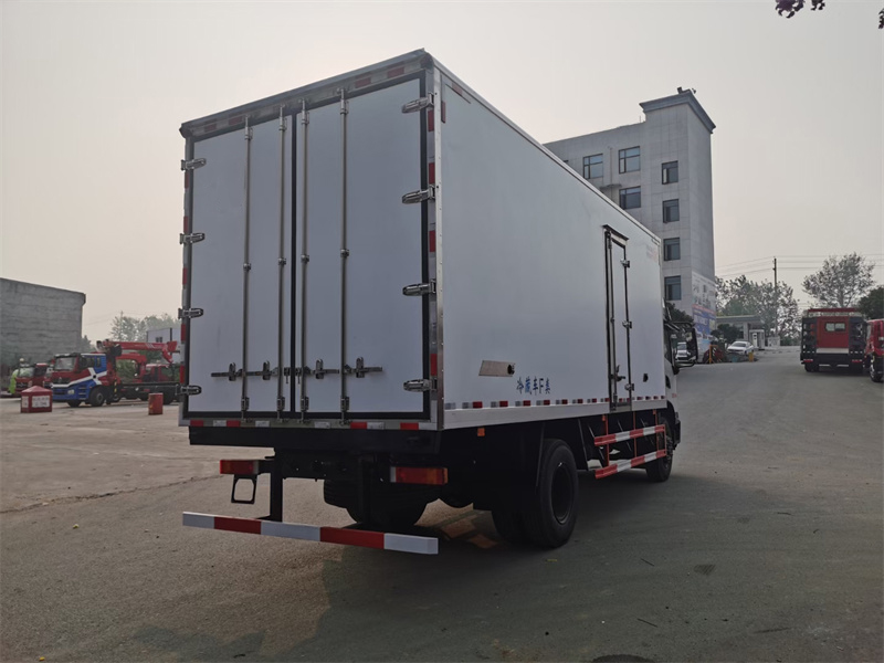 天錦KR高頂雙臥冷藏車(chē)圖片4
