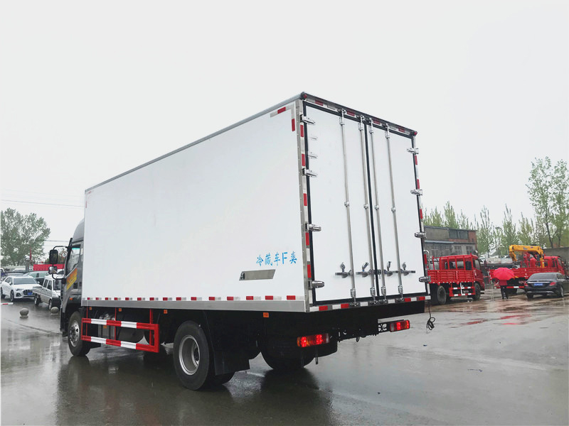 福田奧鈴大黃蜂6.8米冷藏車(chē)圖片3