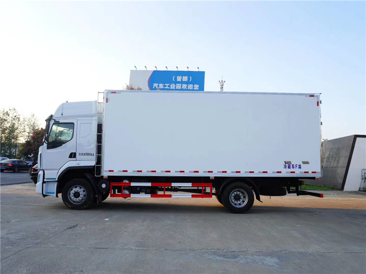 柳汽乘龍高頂雙臥6.8米冷藏車(chē)圖片4