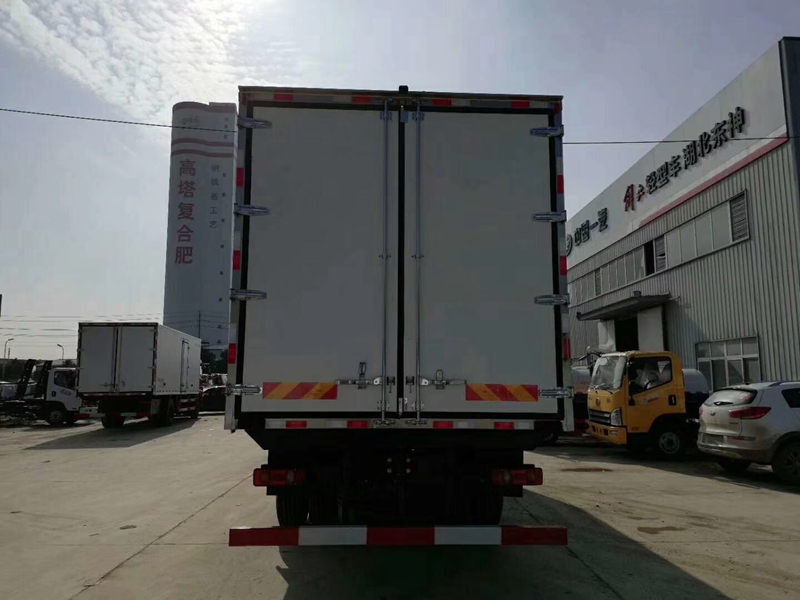東風(fēng)天錦VR小三軸冷藏車(chē)圖片5