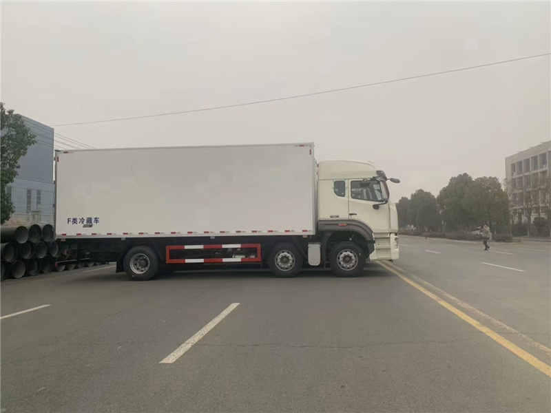 重汽豪翰小三軸高頂雙臥冷藏車(chē)圖片4
