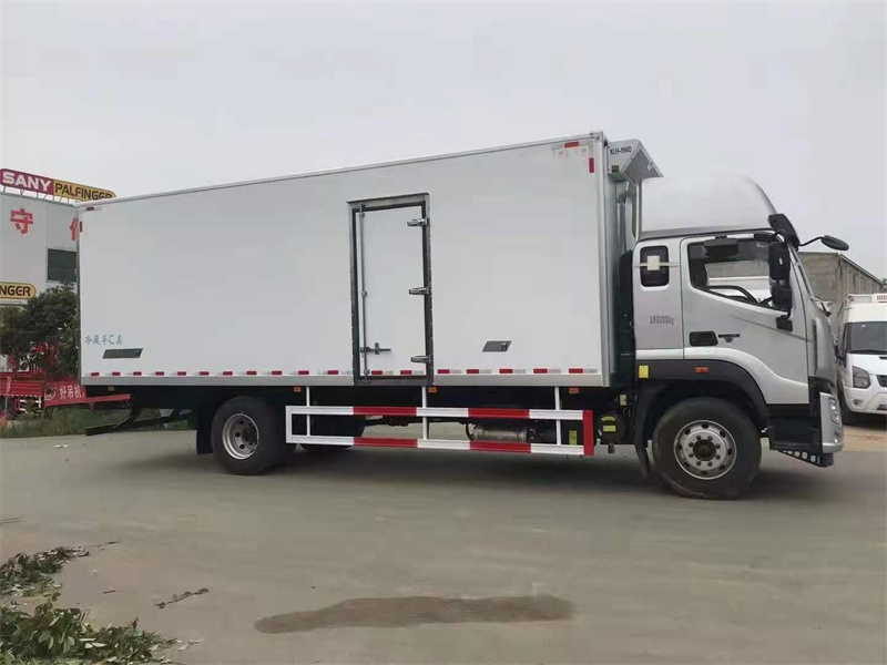 福田歐航7.6米高頂雙臥冷藏車(chē)圖片4