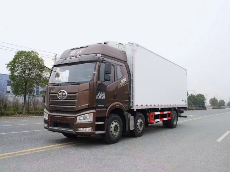 解放J6P小三軸冷藏車(chē)圖片5