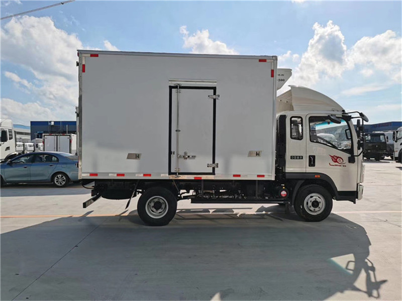 重汽豪沃4.2米排半冷藏車(chē)圖片4