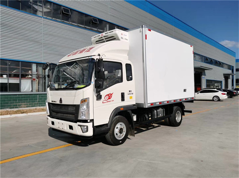 重汽豪沃4.2米排半冷藏車(chē)