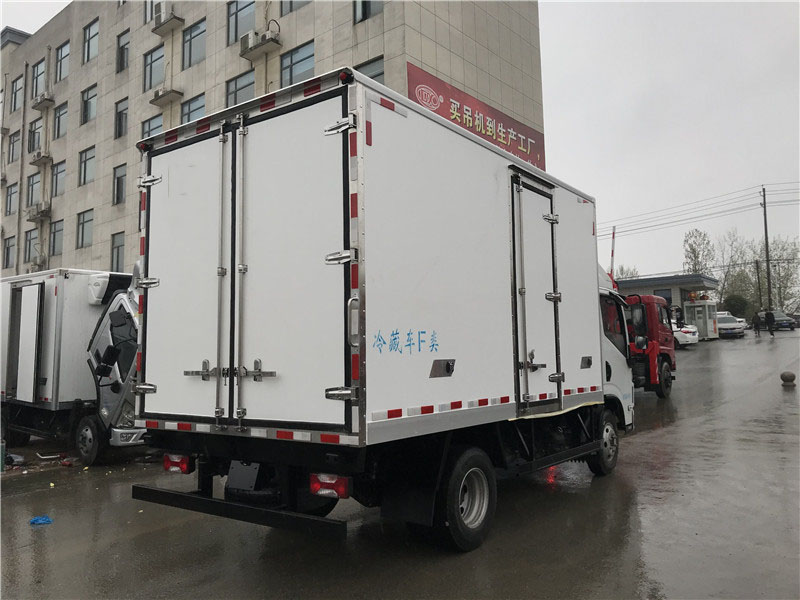 上汽躍進(jìn)C500自動(dòng)擋4.2米冷藏車(chē)圖片3