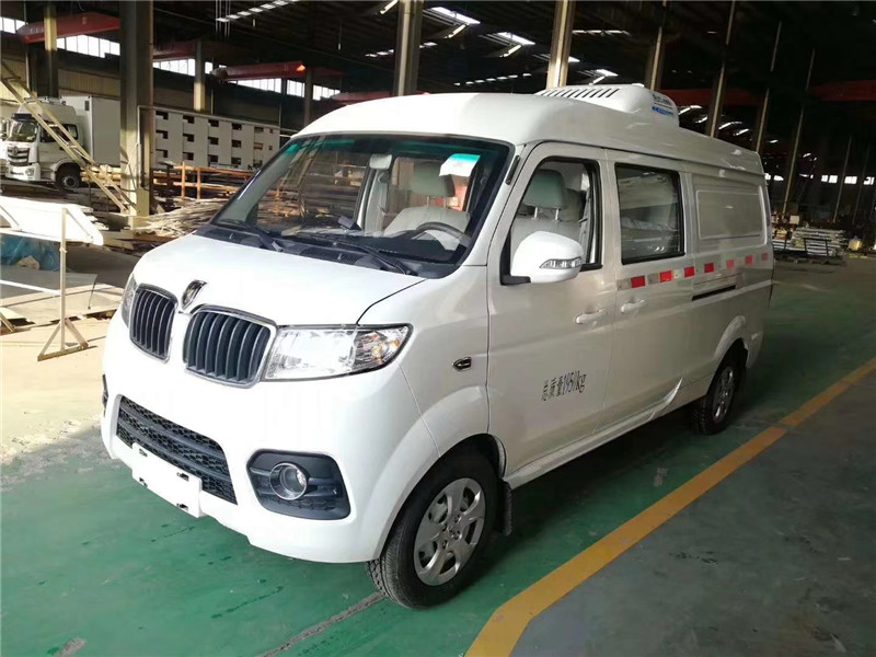 金杯雙排面包冷藏車(chē)圖片5