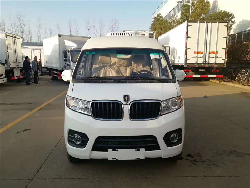 金杯雙排面包冷藏車(chē)圖片2