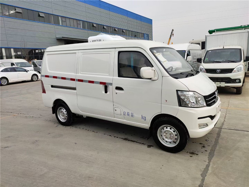 重慶長(cháng)安V3面包冷藏車(chē)圖片2