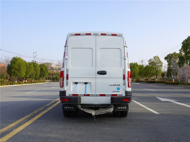 南京依維柯短軸面包冷藏車(chē)圖片4