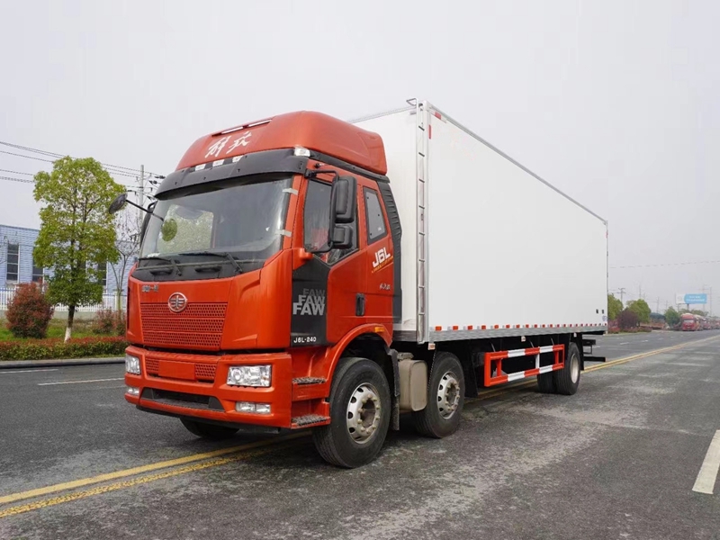 解放J6L小三軸冷藏車(chē)圖片5