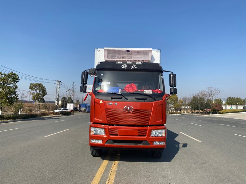 解放J6L小三軸9米6（天然氣）冷藏車(chē)圖片3