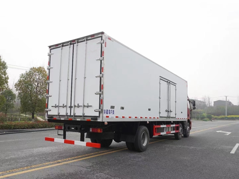 解放J6L小三軸冷藏車(chē)圖片3