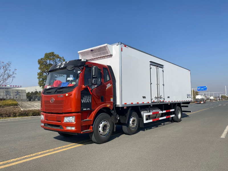 解放J6L小三軸9米6（天然氣）冷藏車(chē)