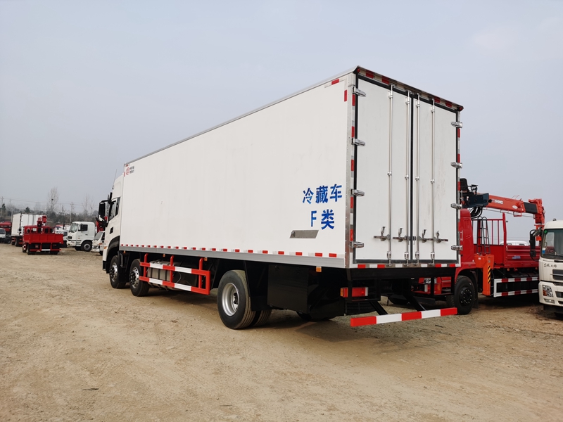 東風(fēng)天龍KL小三軸冷藏車(chē)圖片4