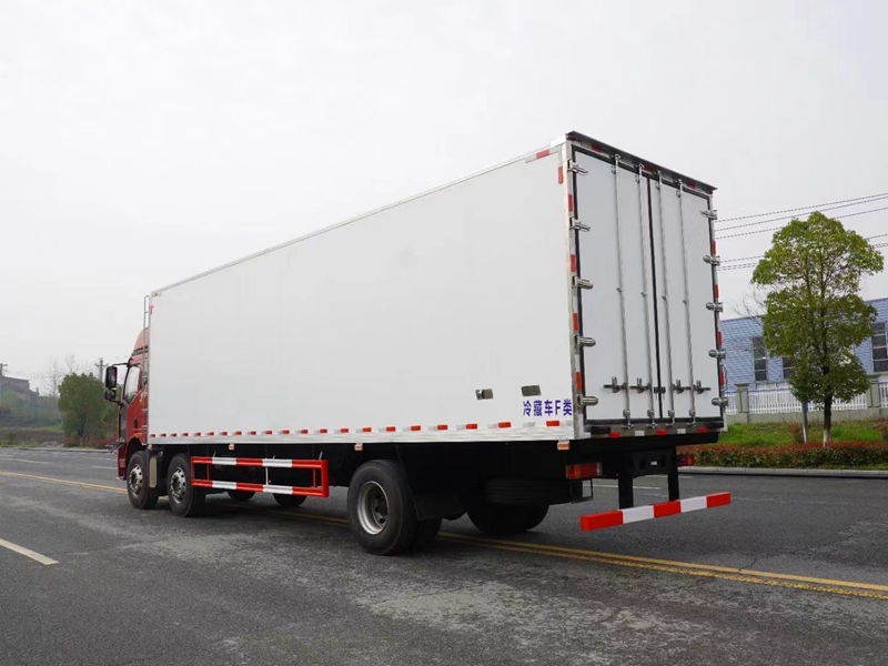 解放J6L小三軸冷藏車(chē)圖片2