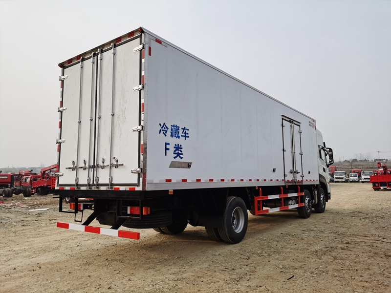 東風(fēng)天龍KL小三軸冷藏車(chē)圖片5
