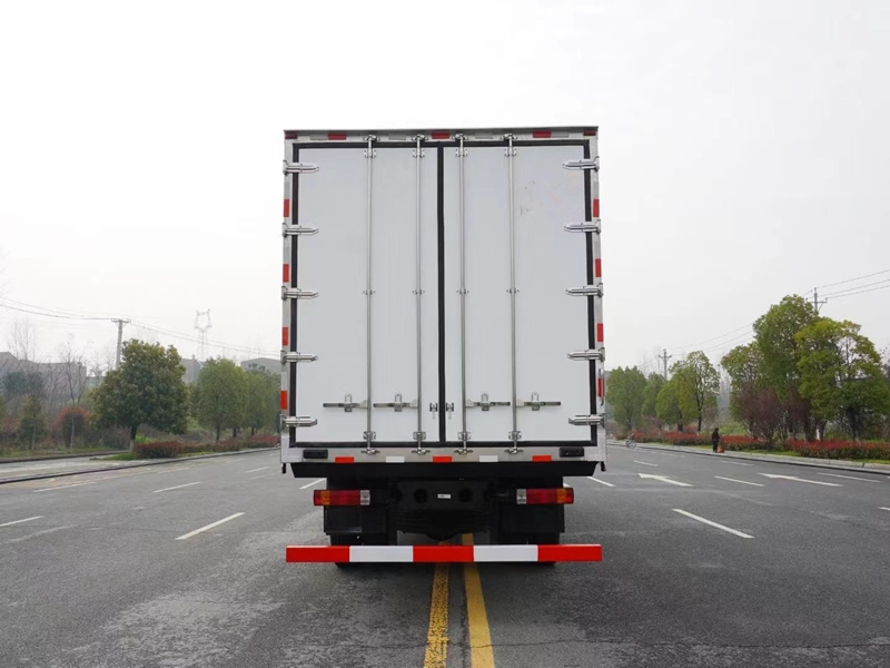 解放J6L小三軸冷藏車(chē)圖片4