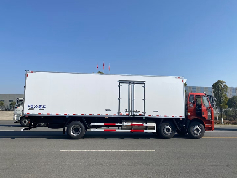 解放J6L小三軸9米6（天然氣）冷藏車(chē)圖片5