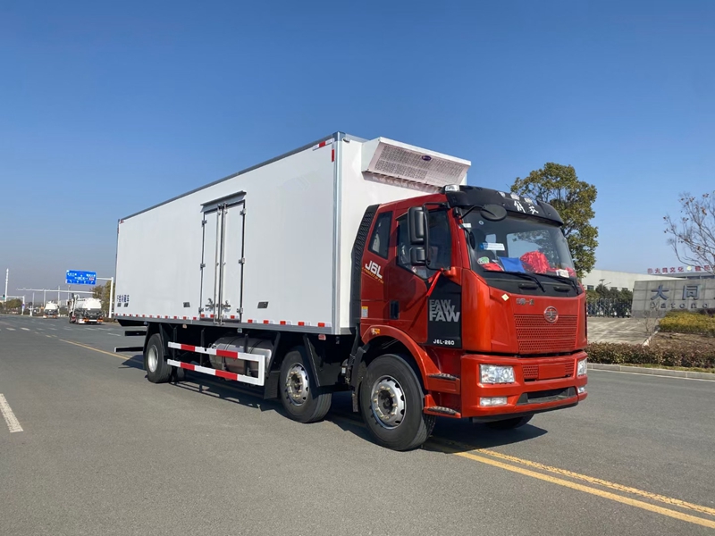 解放J6L小三軸9米6（天然氣）冷藏車(chē)圖片2