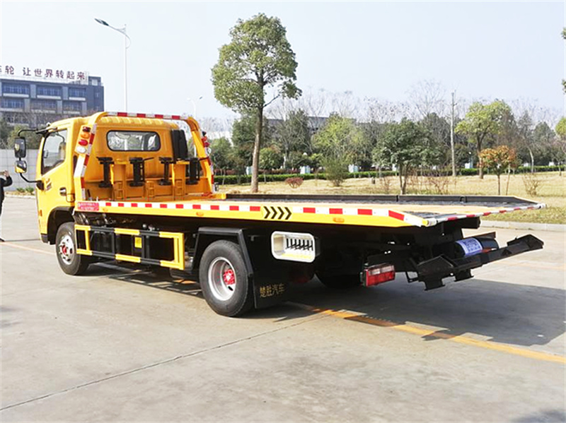 東風(fēng)多利卡黃牌清障車(chē)圖片3