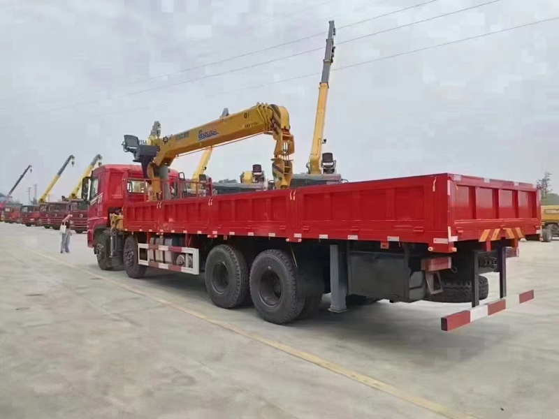 東風(fēng)暢行D7前四后八隨車(chē)吊圖片3