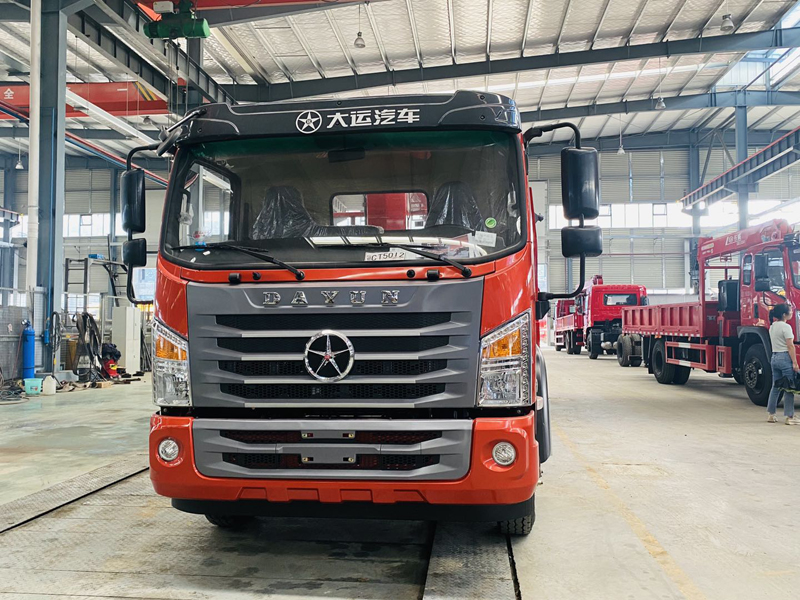 大運小黃牌6.3噸隨車(chē)吊圖片2