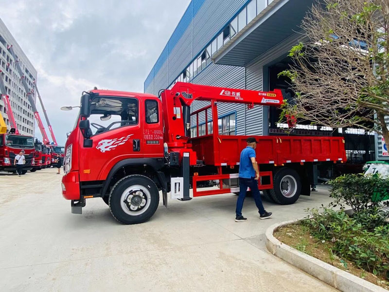 重汽王牌小黃牌6.3噸隨車(chē)吊圖片3
