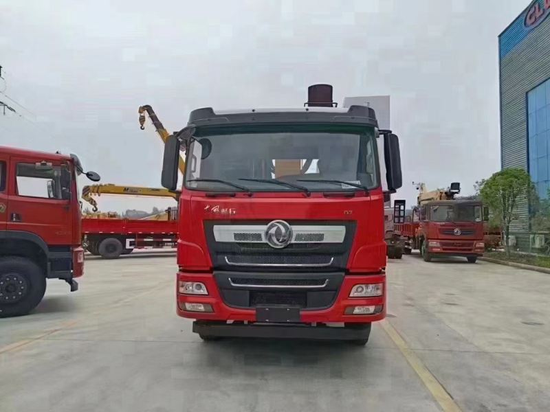 東風(fēng)暢行D7前四后八隨車(chē)吊圖片2