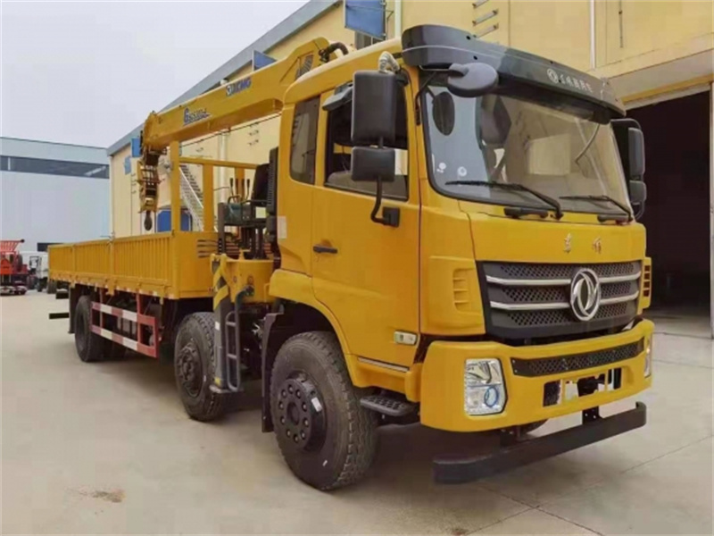 東風(fēng)前四后四隨車(chē)吊新品上市圖片2