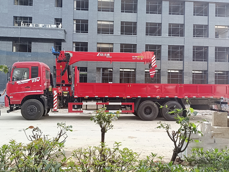 東風(fēng)暢行D3后八輪12噸隨車(chē)吊圖片3