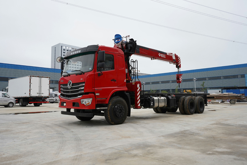 東風(fēng)暢行D3后雙橋隨車(chē)吊圖片2