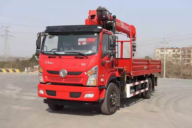 東風(fēng)暢行D7前四后八隨車(chē)吊新品上市