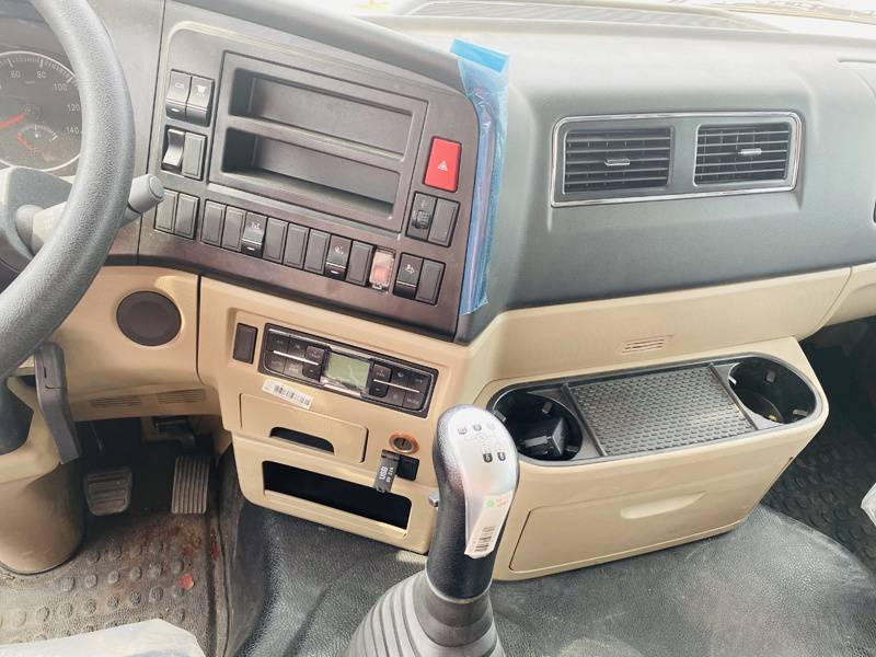 重汽豪沃八噸五節隨車(chē)吊圖片4