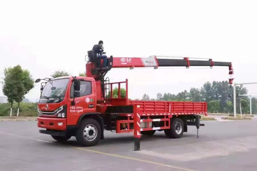 東風(fēng)多利卡D8單橋隨車(chē)吊