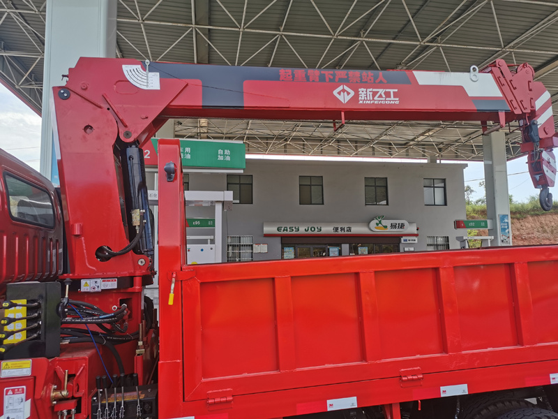 重汽王牌藍牌隨車(chē)吊圖片3