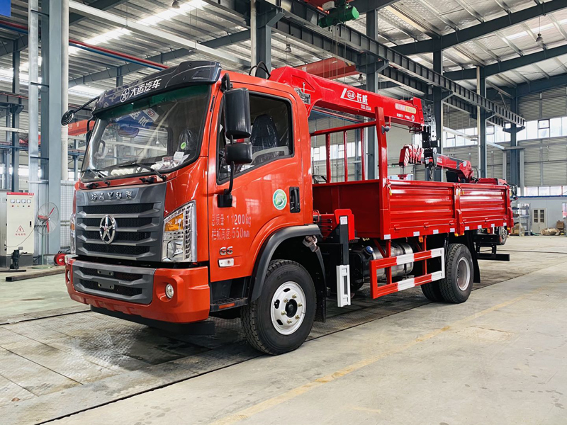 大運小黃牌6.3噸隨車(chē)吊