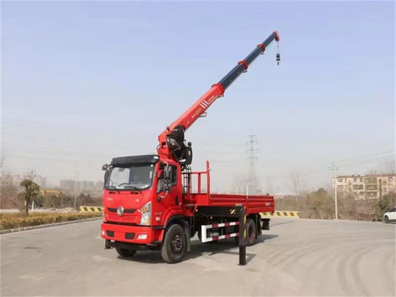 東風(fēng)暢行D7前四后八隨車(chē)吊新品上市圖片4