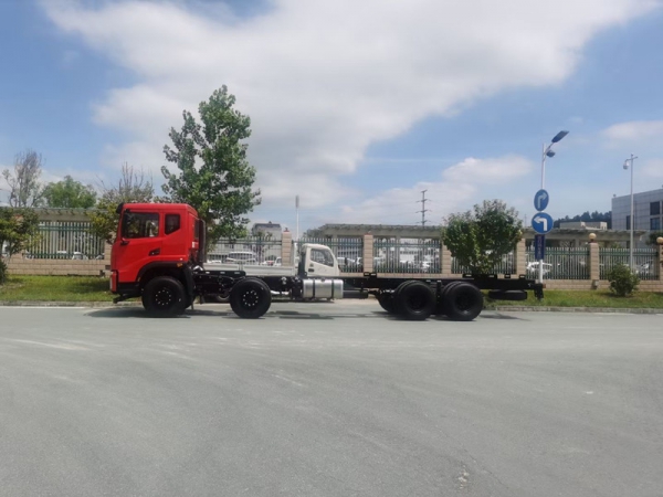 東風(fēng)T17前四后八隨車(chē)吊圖片4