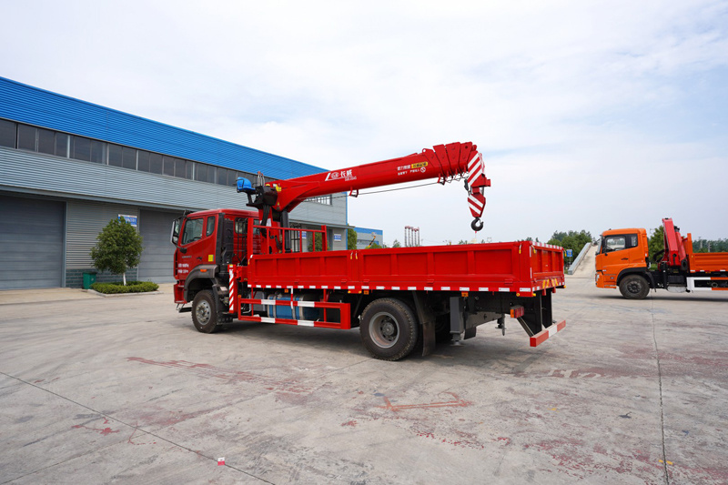重汽豪沃八噸五節隨車(chē)吊圖片3