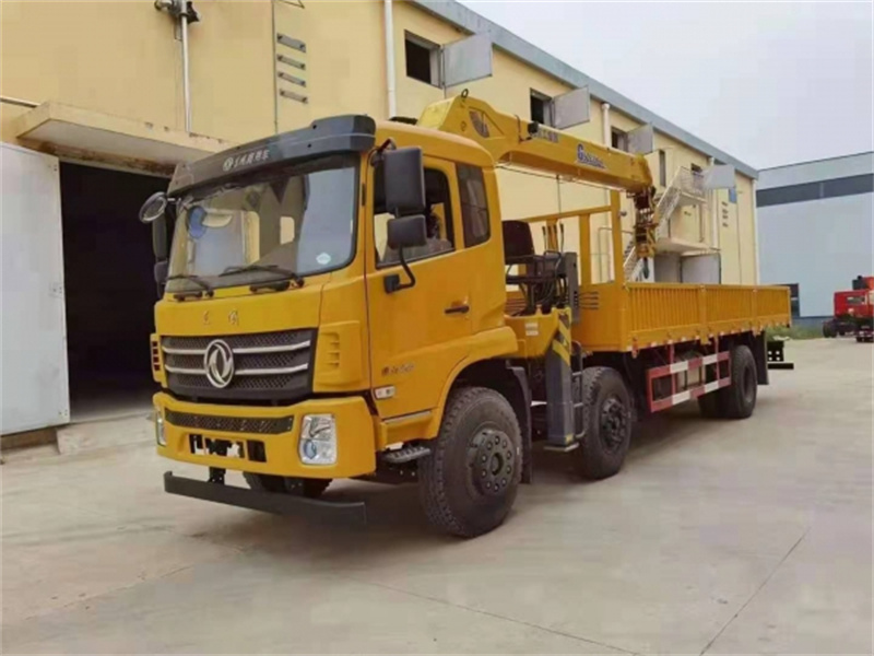 東風(fēng)前四后四隨車(chē)吊新品上市