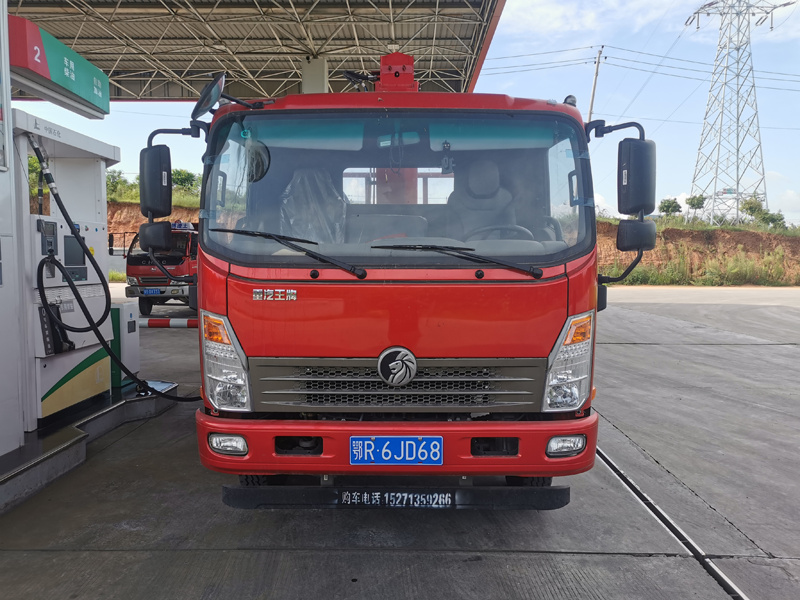 重汽王牌藍牌隨車(chē)吊圖片2