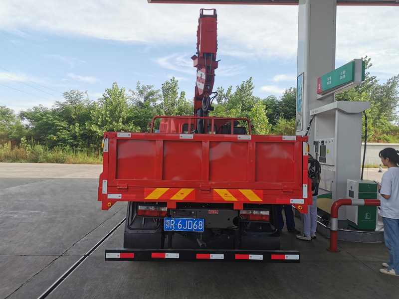 重汽王牌藍牌隨車(chē)吊圖片4