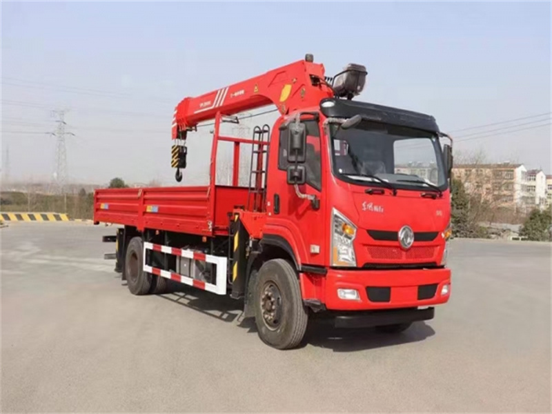 東風(fēng)暢行D7前四后八隨車(chē)吊新品上市圖片3