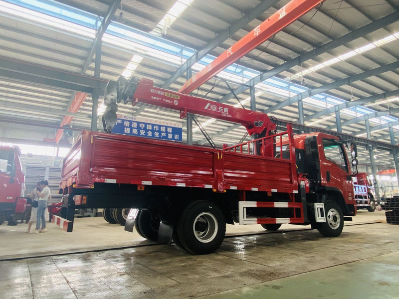 大運小黃牌6.3噸隨車(chē)吊圖片5