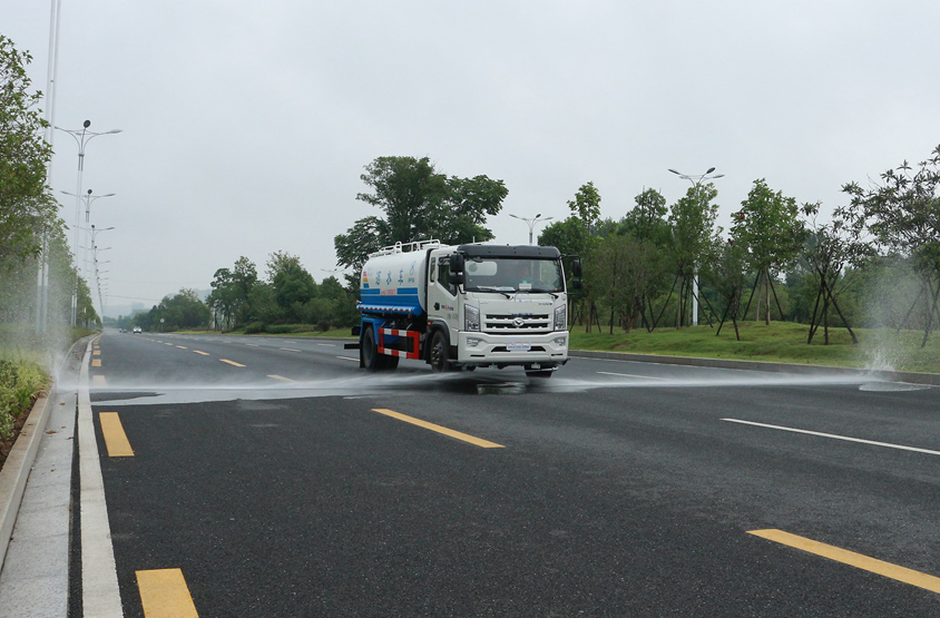 東風(fēng)20方綠化噴灑運水車(chē)前沖功能演示