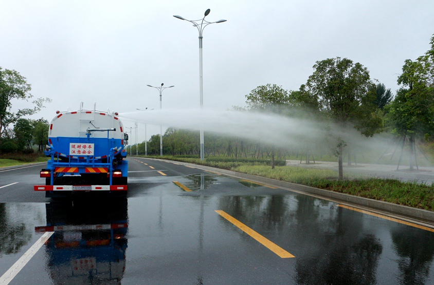 東風(fēng)20方綠化噴灑運水車(chē)頂噴功能演示