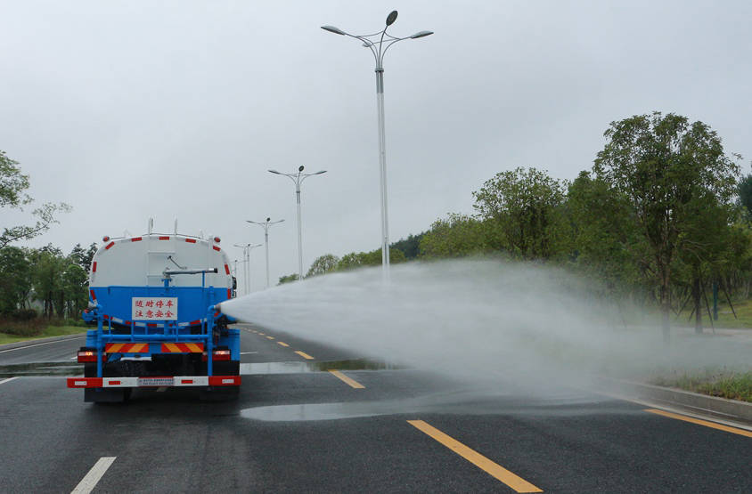 東風(fēng)20方綠化噴灑運水車(chē)側噴功能演示